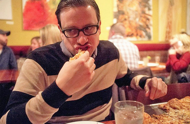 Uncle Foreigner has been eating pizza every day for 25 years and is happy even after death even if he eats his favorite food - top emoticon