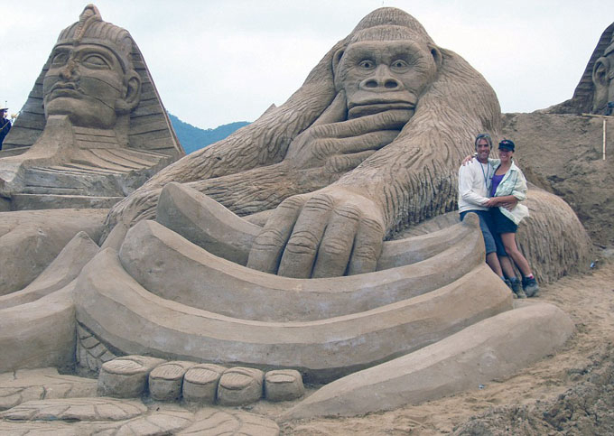 Sparkling sand sculpture works, fleeting but still classic--top emoticon
