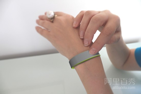 Smart sensor bracelet for couples, they can convey emotions even when they are not together - pinned emoticon